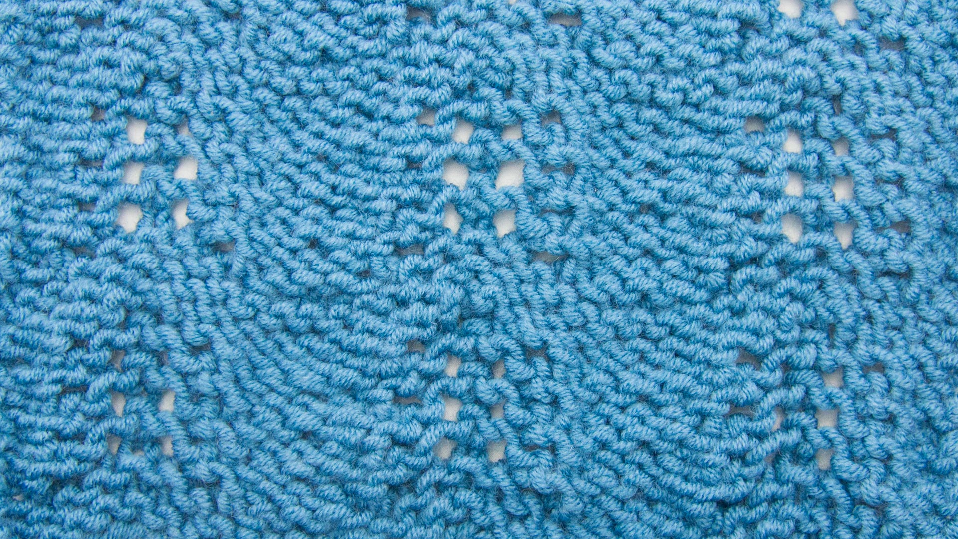 Example of the Crest of the Wave Lace Knitting Stitch Pattern (Wrong Side)