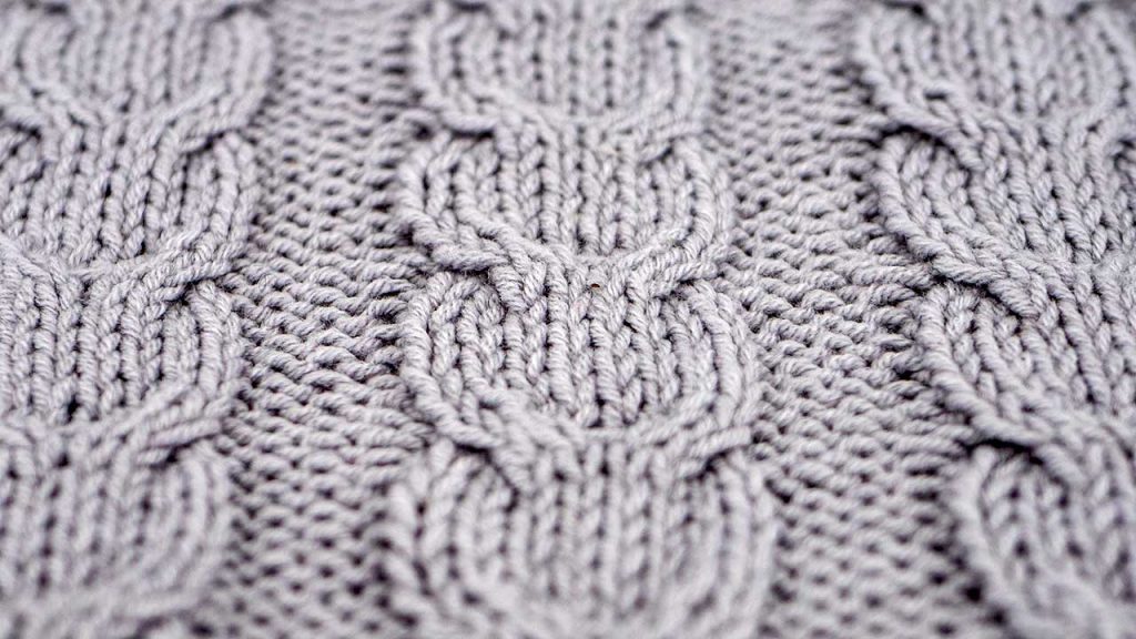 Close Up of Horseshoe Cable Stitch Knitting Pattern